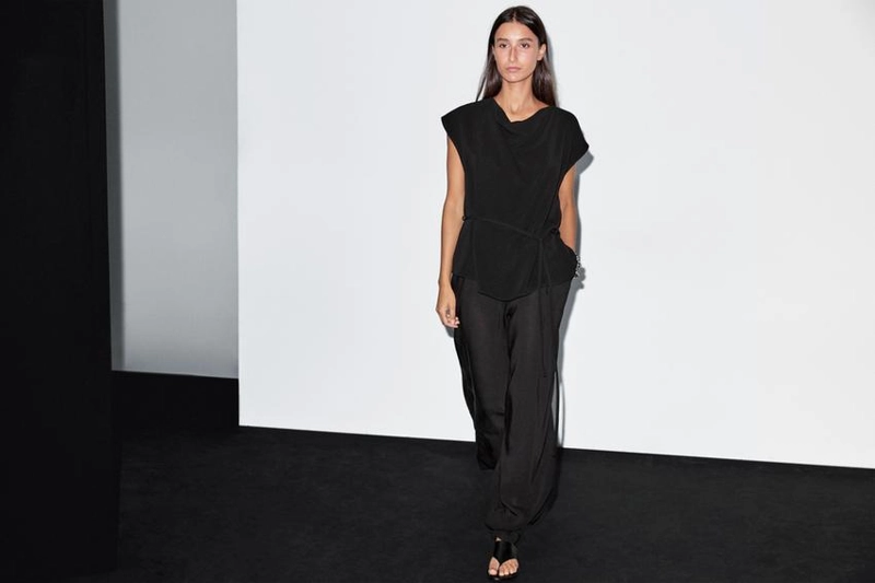 Топ из креповой ткани с драпировкой на горловине