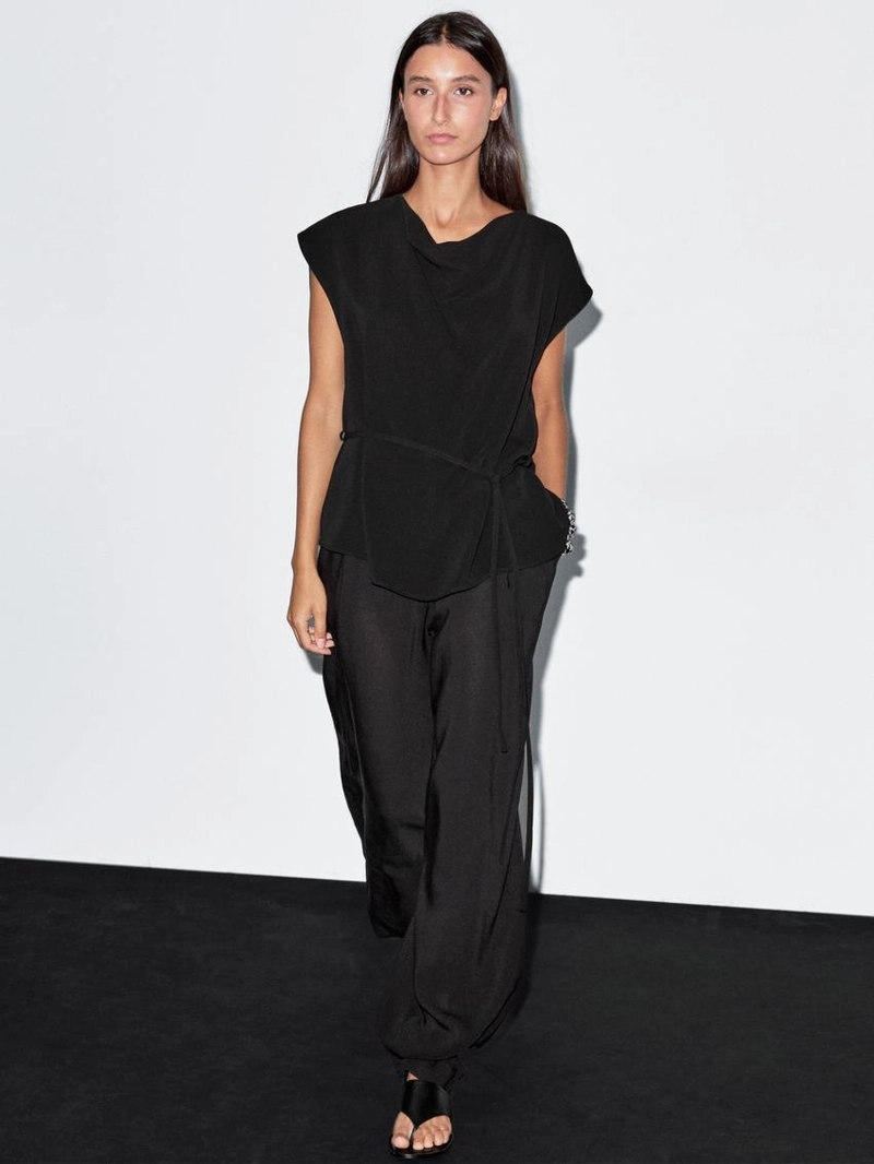 Топ из креповой ткани с драпировкой на горловине