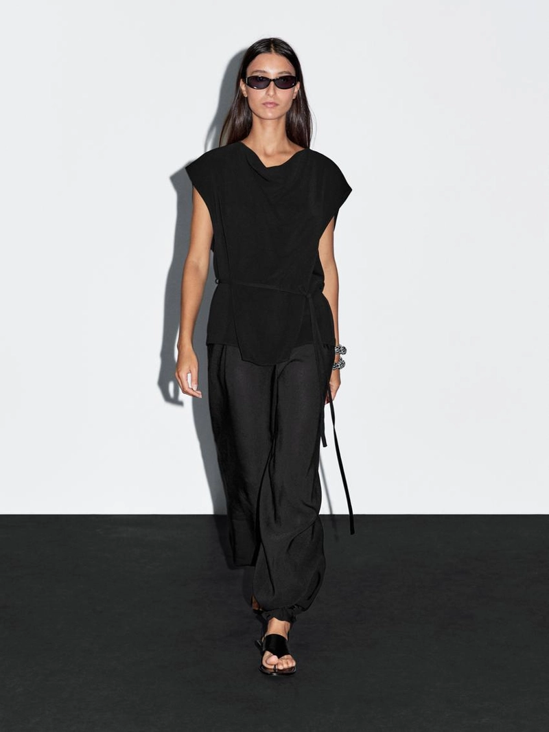 Топ из креповой ткани с драпировкой на горловине