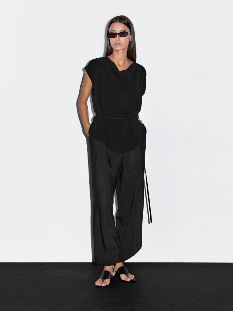 Топ из креповой ткани с драпировкой на горловине