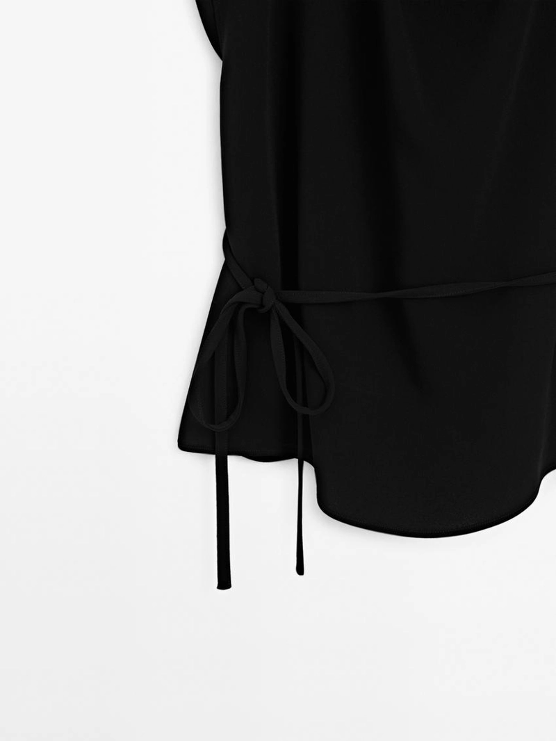 Топ из креповой ткани с драпировкой на горловине