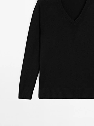 Кашемировый свитер с V-образным вырезом- Заказать в России