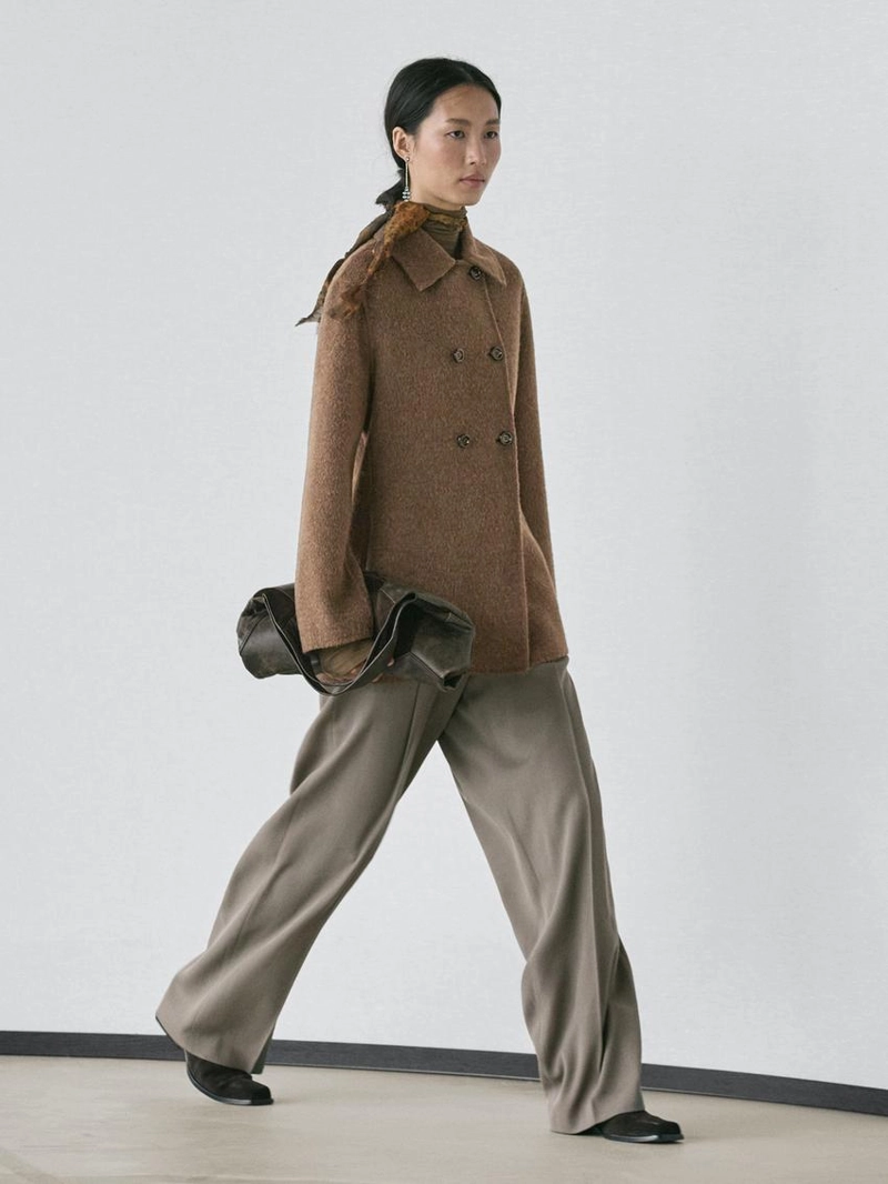 Пальто из шерстяно-шелковой смеси с двубортной застежкой