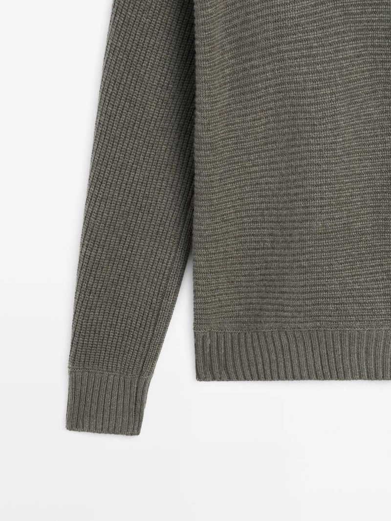 Пуловер из вязаного материала с воротником на пуговицах