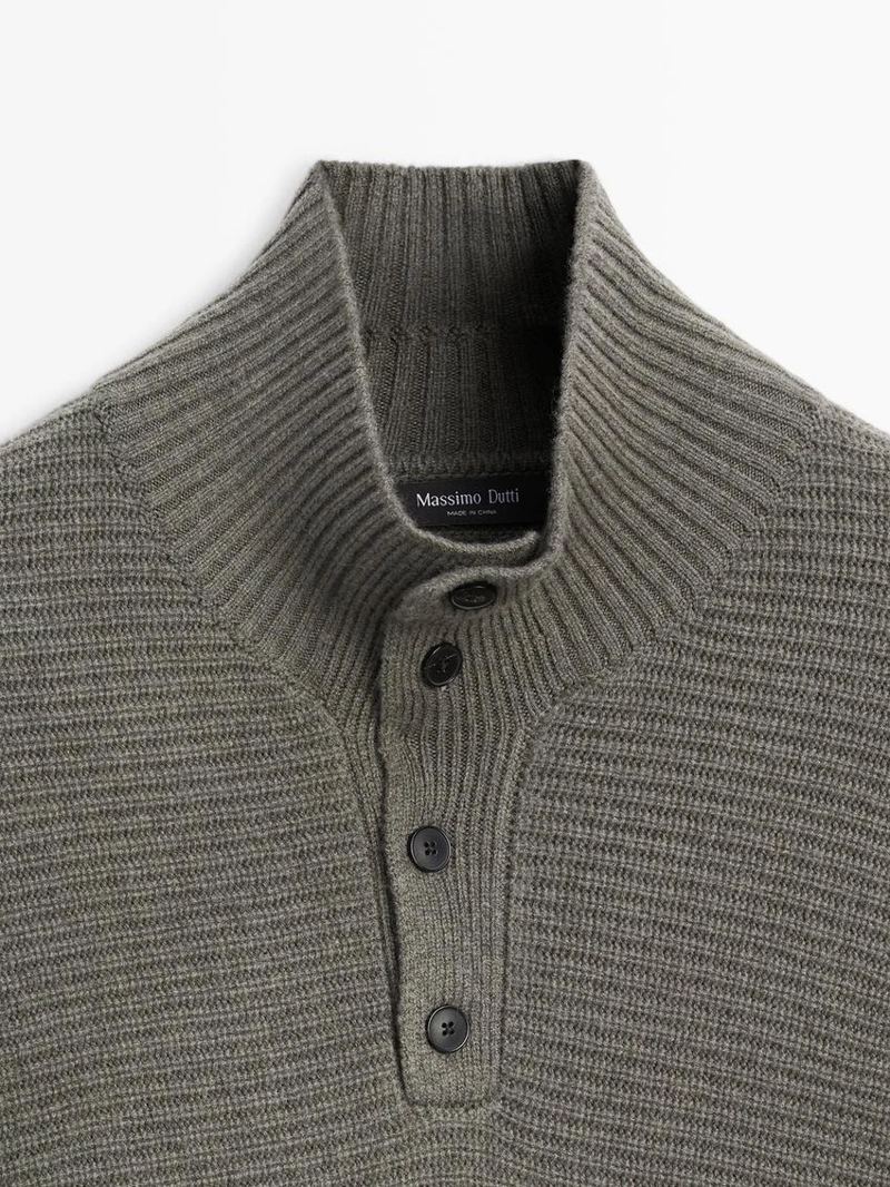 Пуловер из вязаного материала с воротником на пуговицах