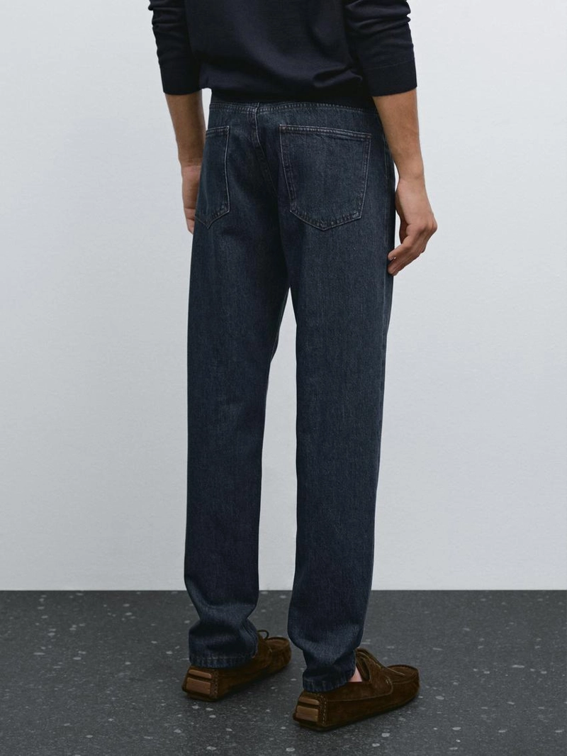 Джинсы с узкими брючинами