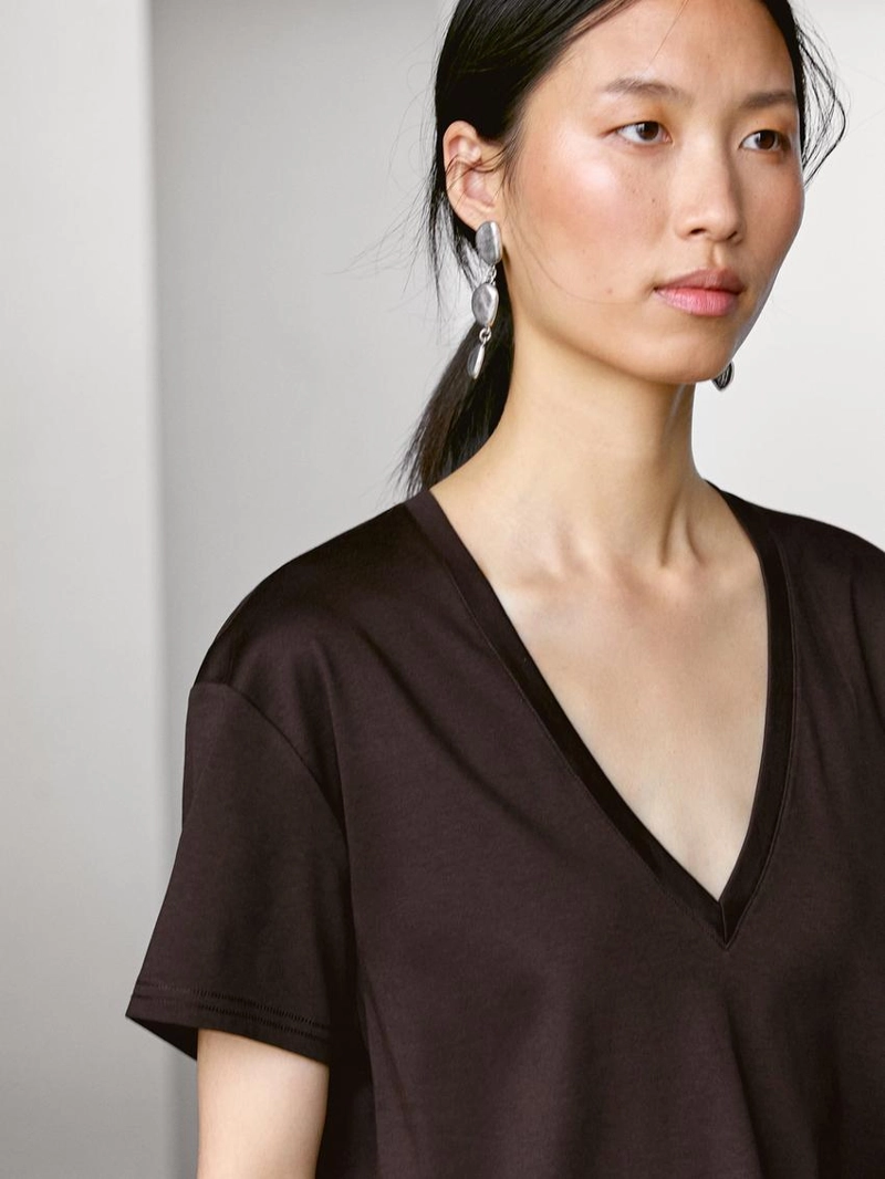 Футболка с v-образным вырезом из гарезита