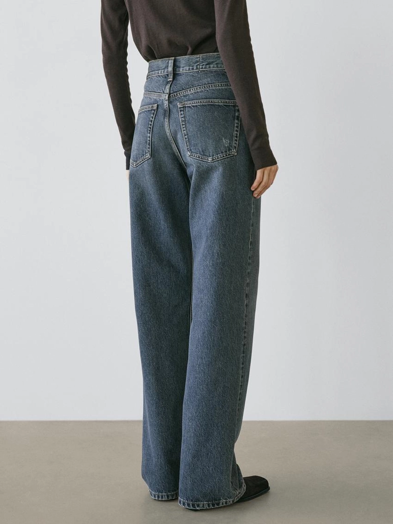 Джинсы с высокой посадкой и широкими штанинами