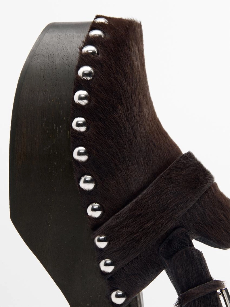 Сабо из кожи с меховым покрытием на деревянной подошве