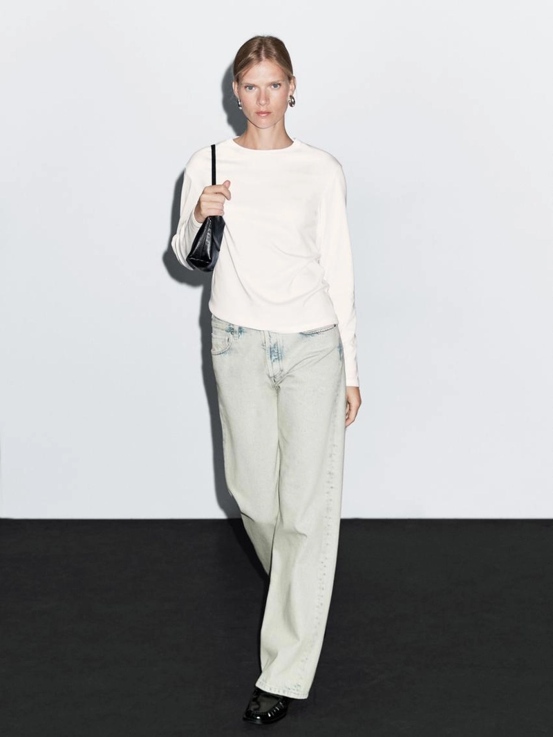 Джинсы с широкими штанинами и средней посадкой