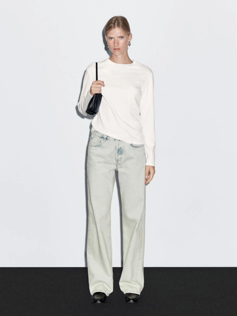 Джинсы с широкими штанинами и средней посадкой