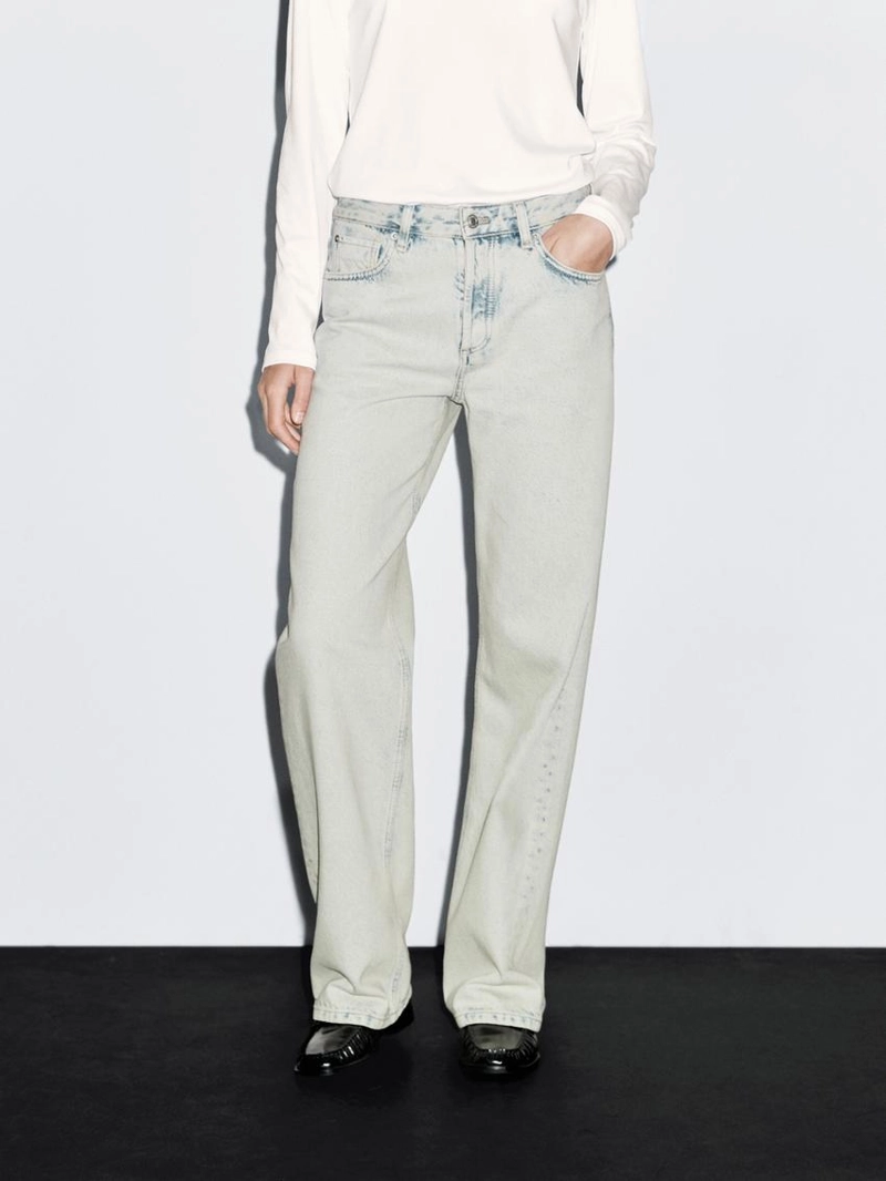 Джинсы с широкими штанинами и средней посадкой