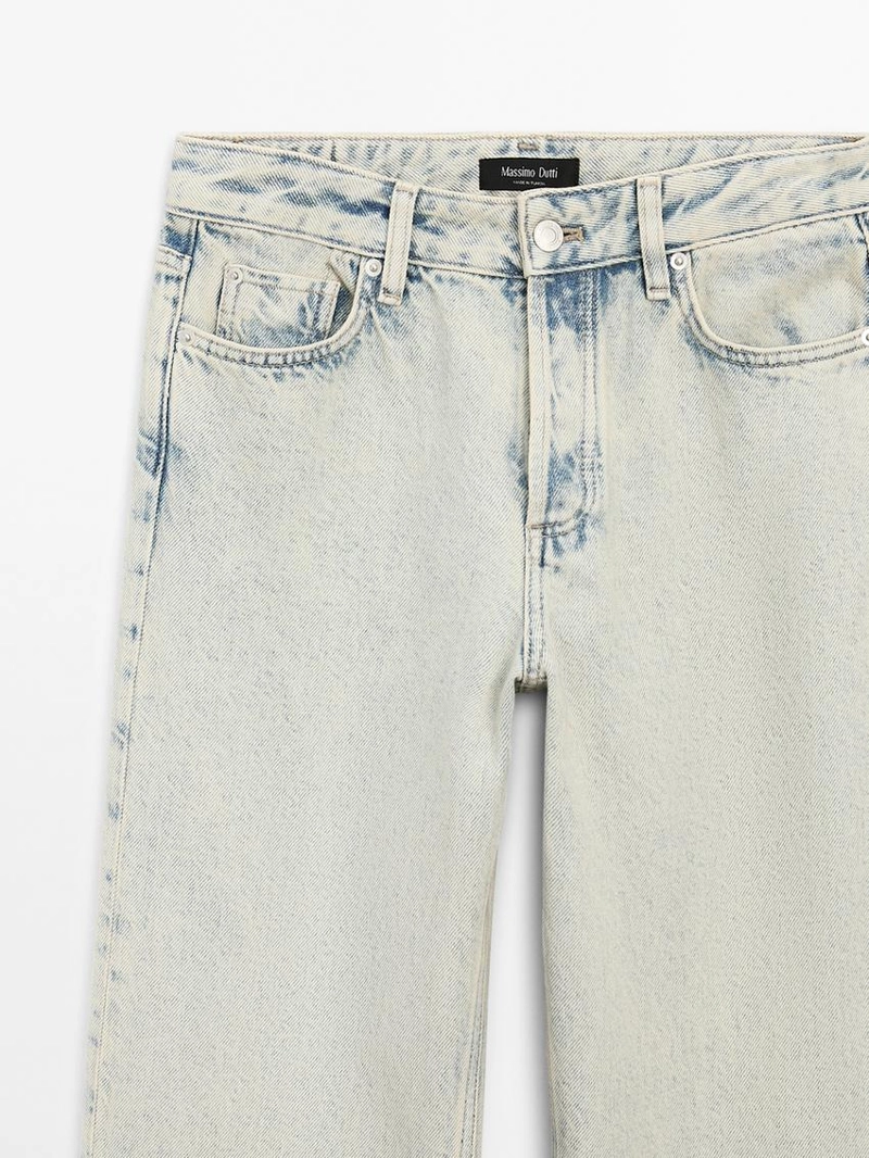 Джинсы с широкими штанинами и средней посадкой