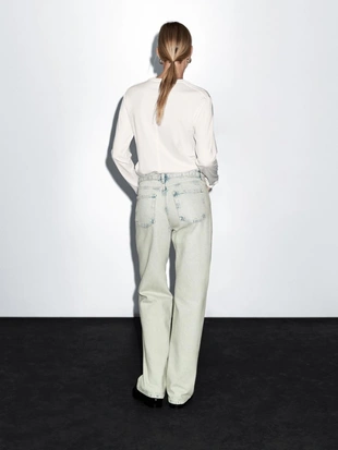 Джинсы с широкими штанинами и средней посадкой- Заказать в России