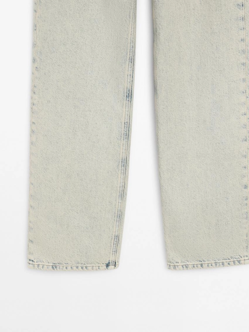 Джинсы с широкими штанинами и средней посадкой