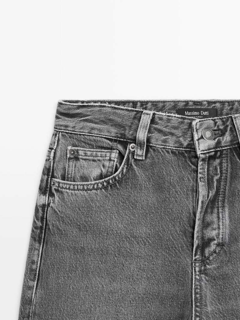 Джинсы с широкими штанинами и средней посадкой