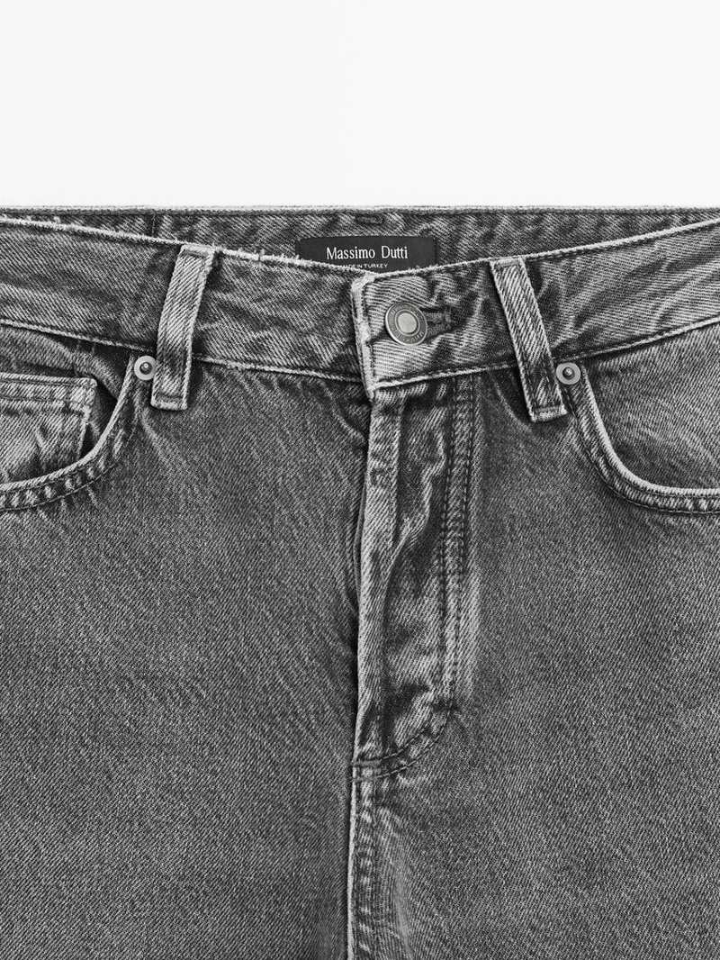 Джинсы с широкими штанинами и средней посадкой