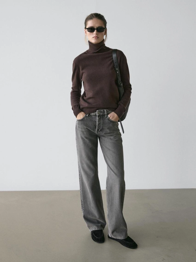 Джинсы с широкими штанинами и средней посадкой