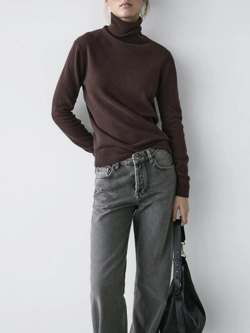 Джинсы с широкими штанинами и средней посадкой