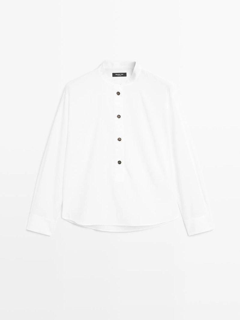 Рубашка с отложным воротником и золотыми пуговицами