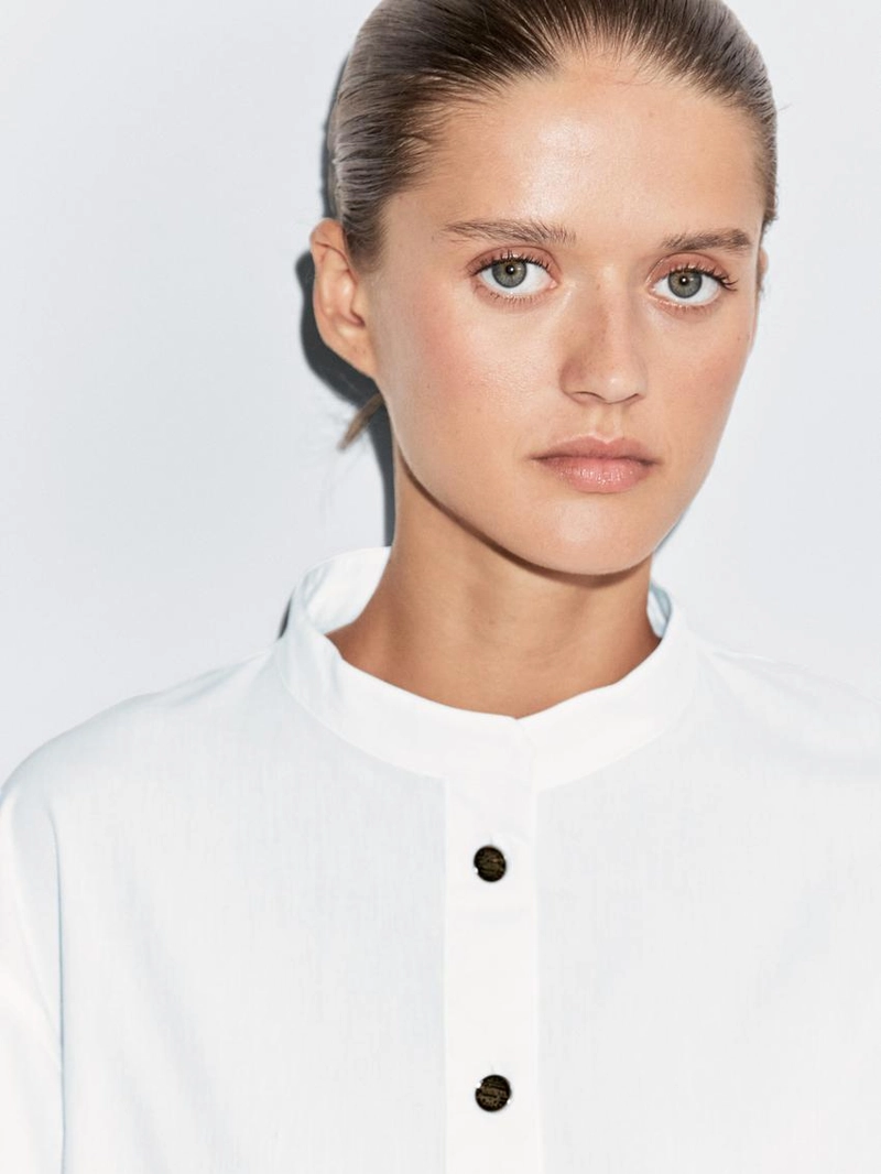 Рубашка с отложным воротником и золотыми пуговицами