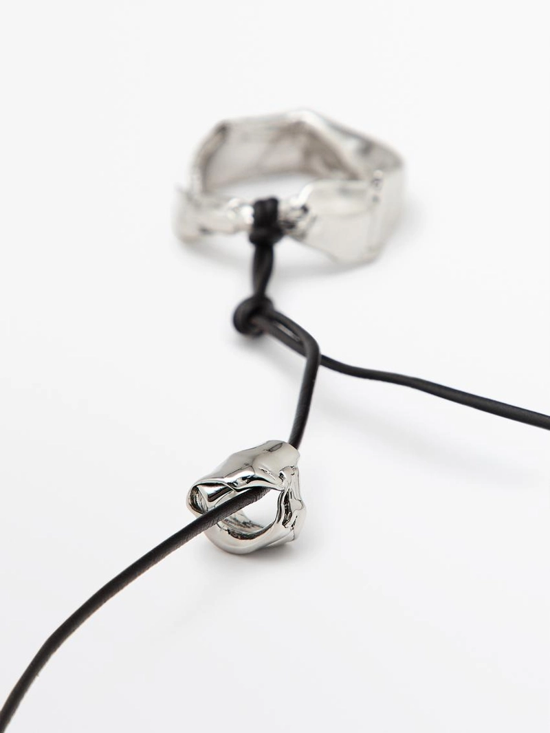 Ожерелье из кожи с неправильным элементом