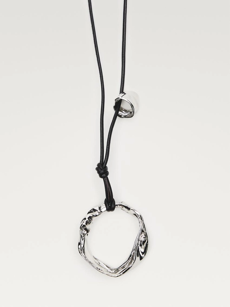 Ожерелье из кожи с неправильным элементом