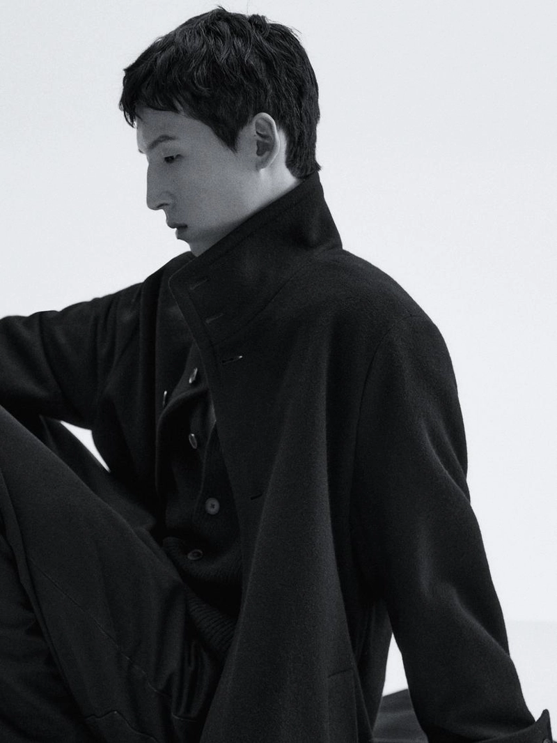 Длинное пальто с высоким воротником из 100% шерсти