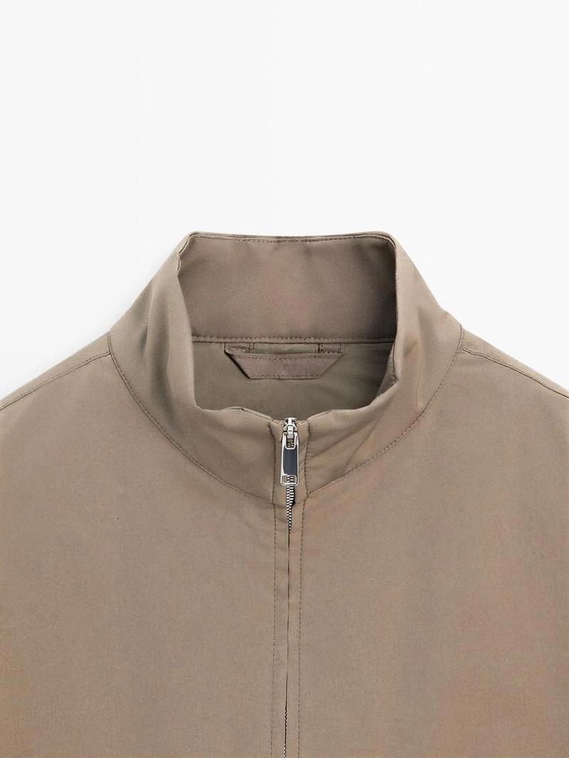 Пуховик с водоотталкивающей пропиткой и высоким воротником