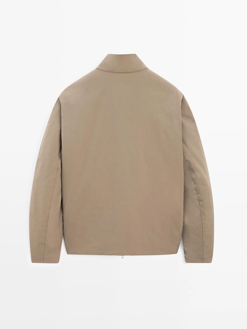 Пуховик с водоотталкивающей пропиткой и высоким воротником