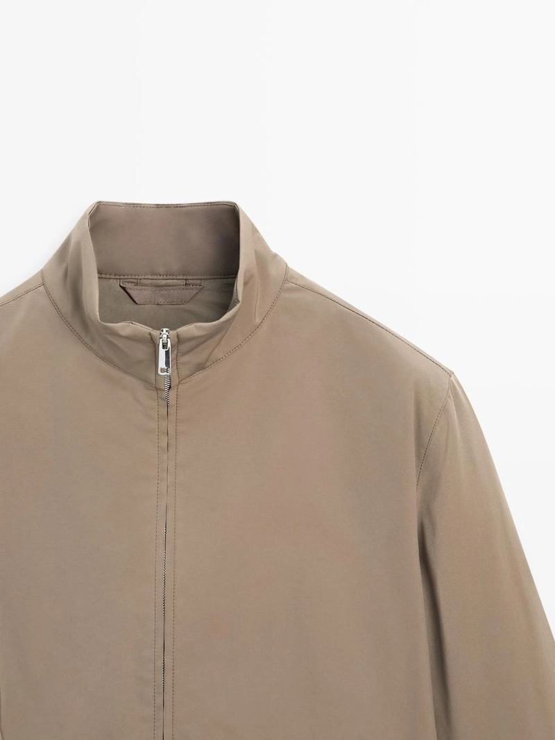 Пуховик с водоотталкивающей пропиткой и высоким воротником