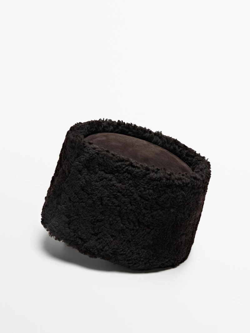 Кожаная шапка с отворотом