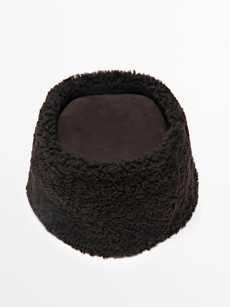 Кожаная шапка с отворотом