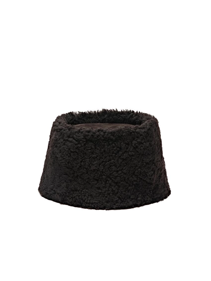 Кожаная шапка с отворотом