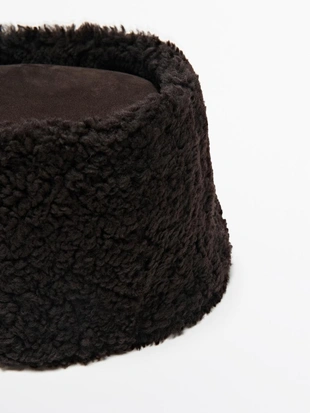 Кожаная шапка с отворотом- Заказать в России