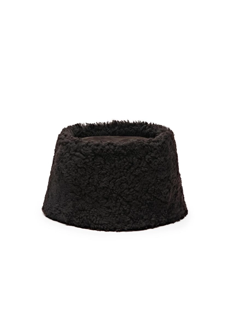 Кожаная шапка с отворотом