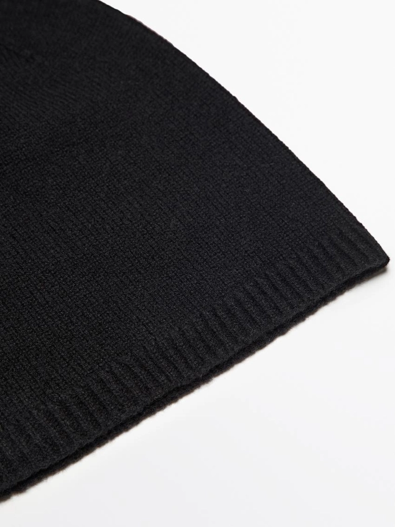 Тонкая вязаная шапка-бини