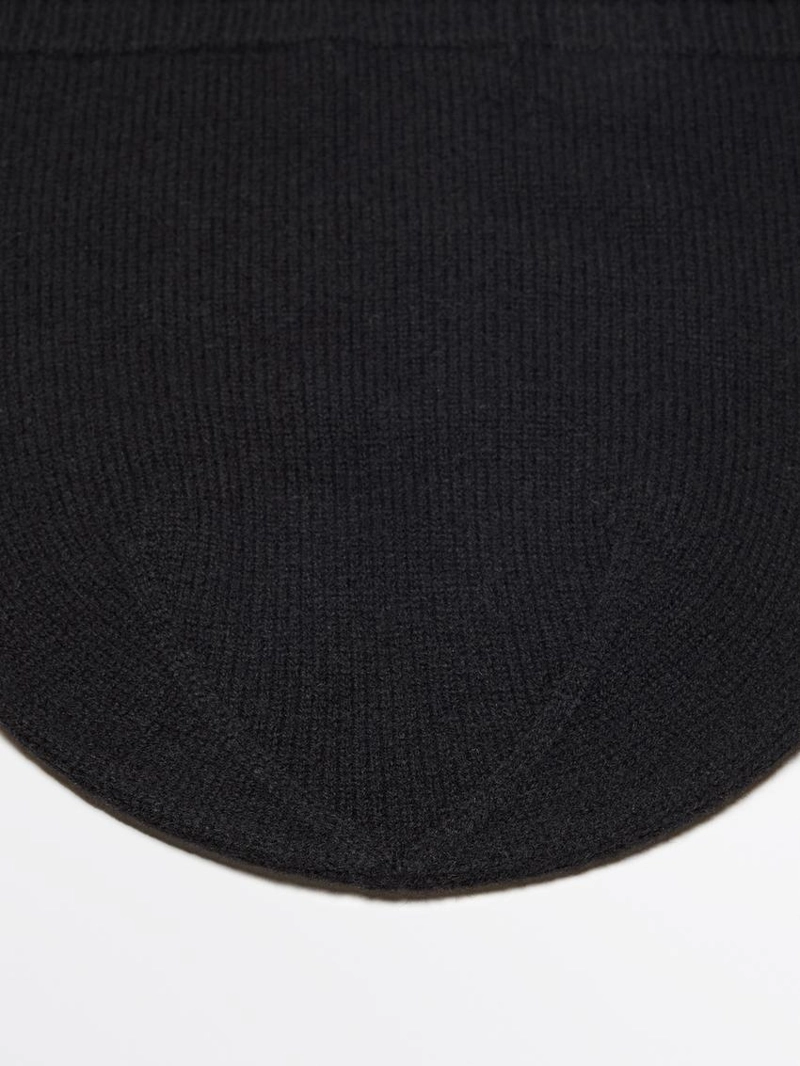 Тонкая вязаная шапка-бини