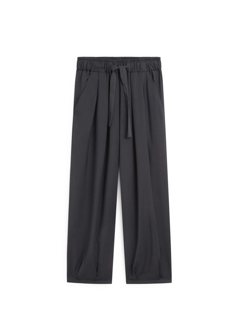 Широкие брюки с объемными складками