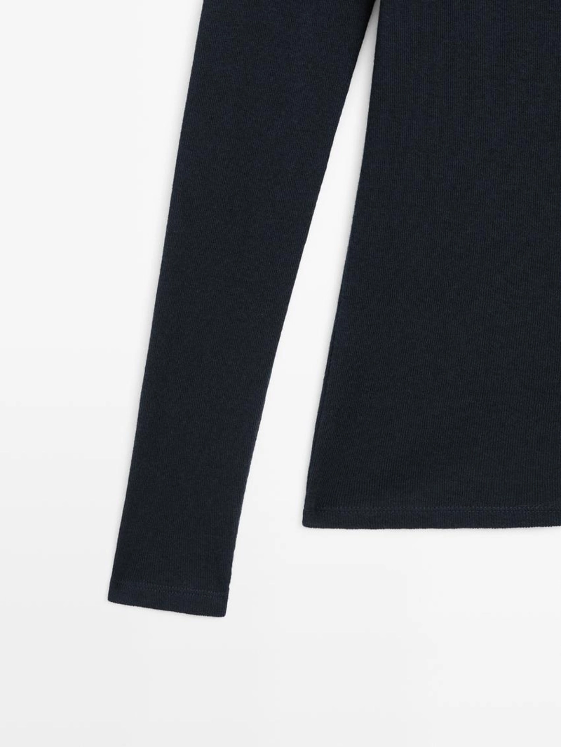 Поло с длинным рукавом и v-образным вырезом