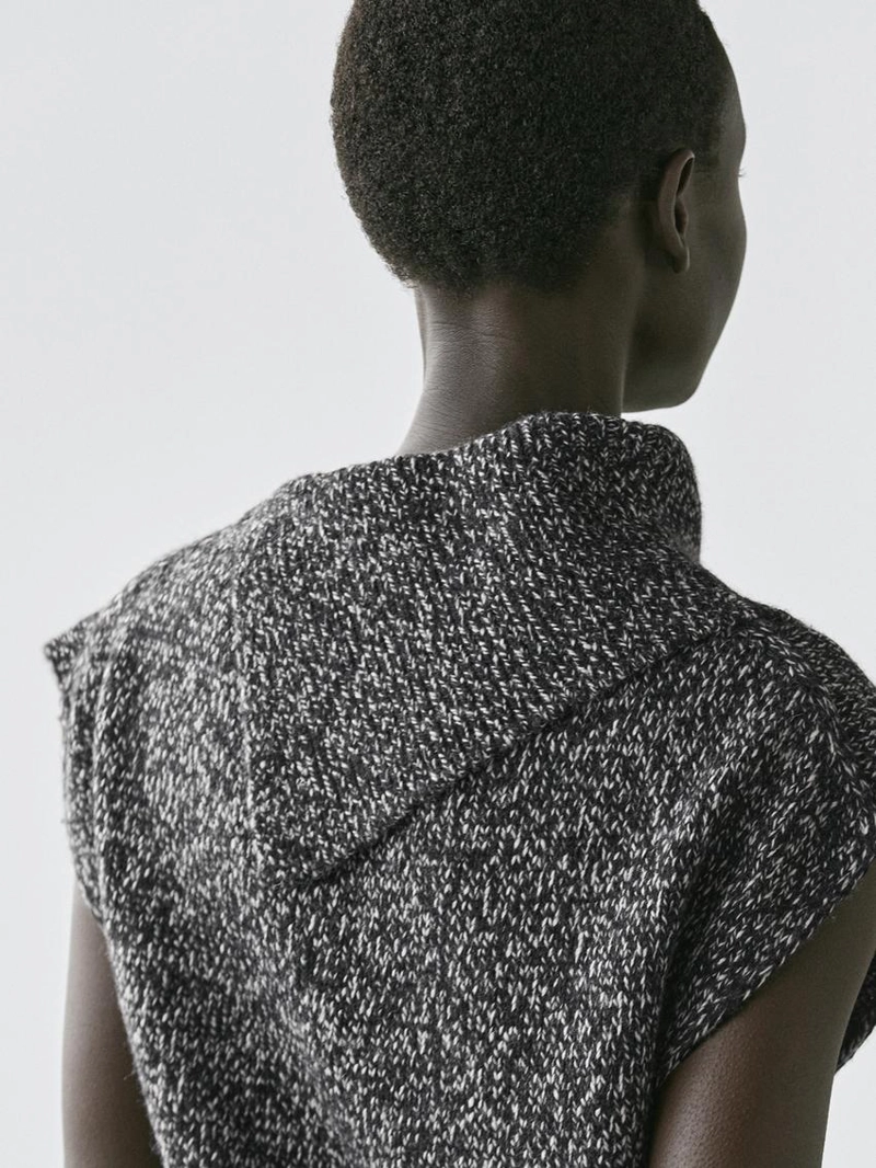 Жилет из меланжевого трикотажа с деталями воротника