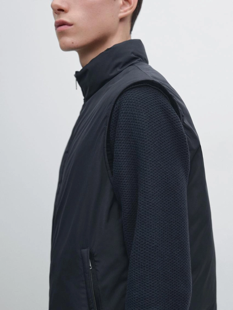 Пуховик без рукавов из ветрозащитного экстра-легкого материала