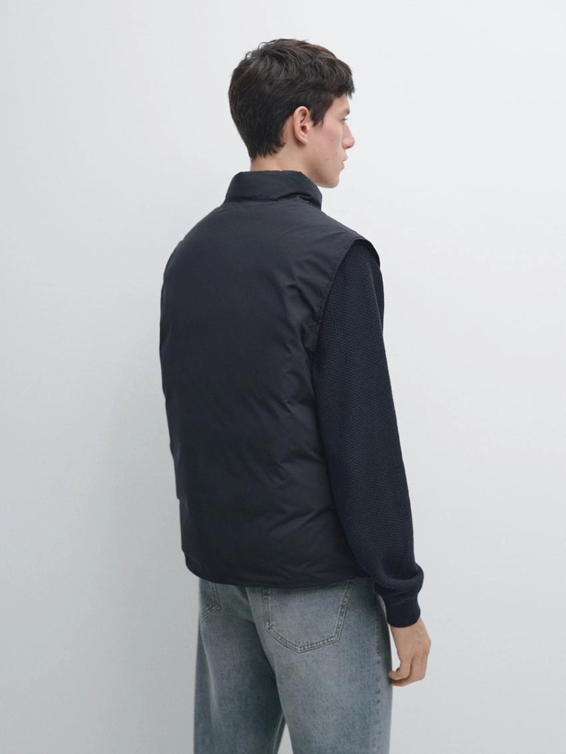 Пуховик без рукавов из ветрозащитного экстра-легкого материала