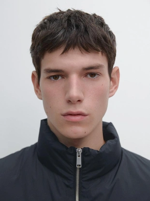 Пуховик без рукавов из ветрозащитного экстра-легкого материала- Заказать в России