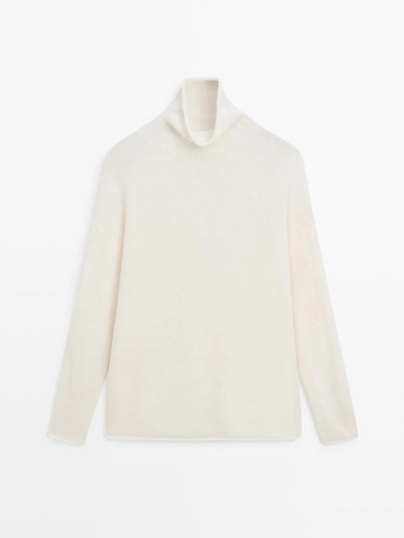 Свитер из шерсти с высоким воротником