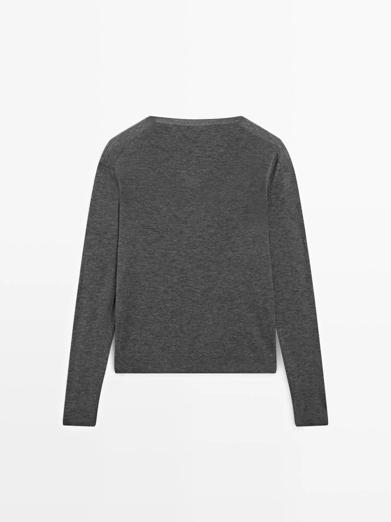 Свитер из шерсти и шелка вязаный