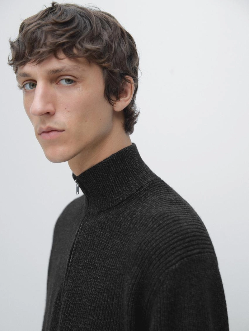 Вязанный свитер с мокрым воротником и молнией