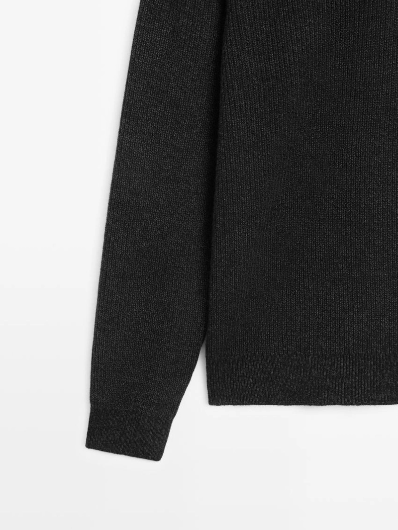 Вязанный свитер с мокрым воротником и молнией