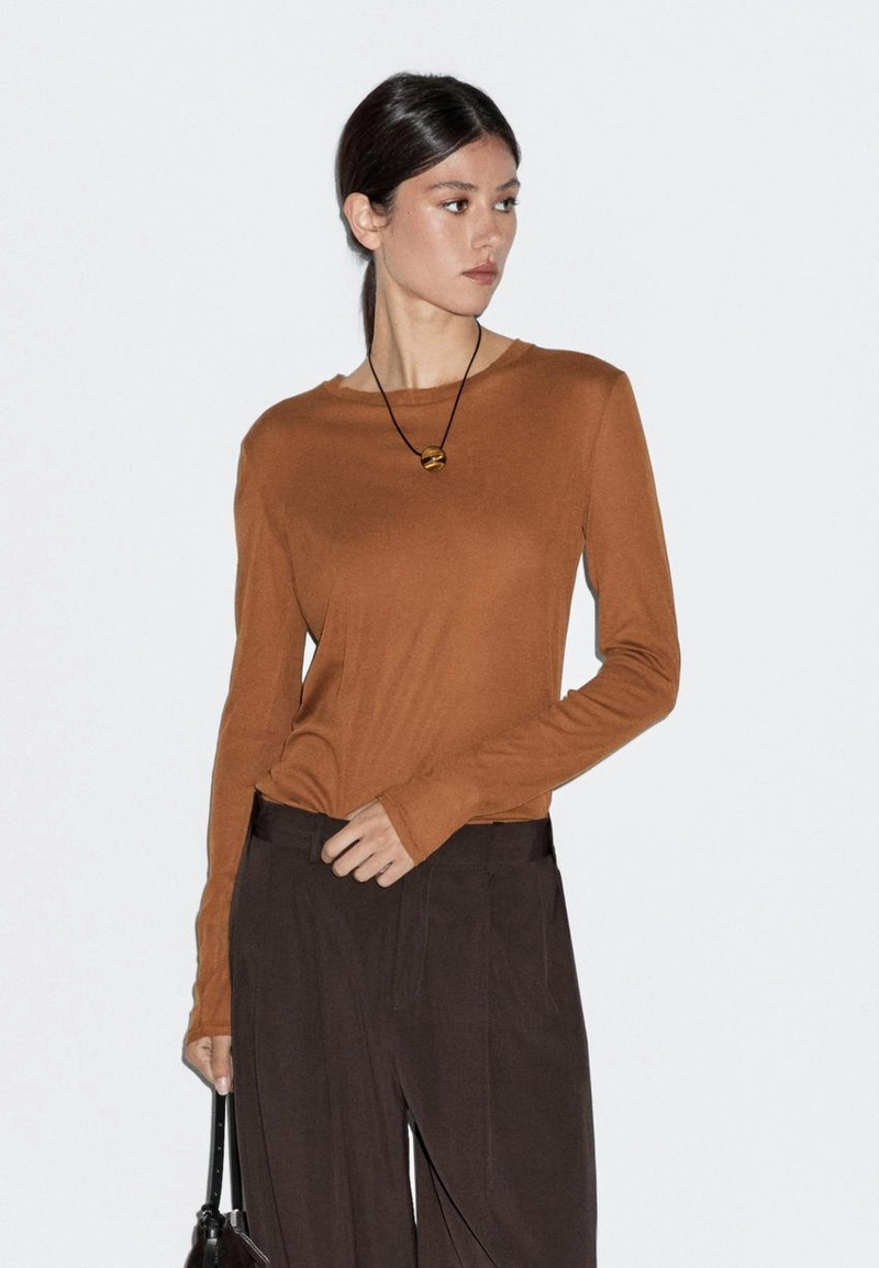 Футболка из 100% хлопка с воротником и деталями