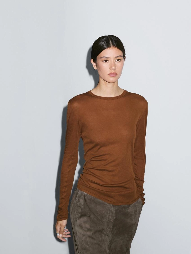 Футболка из 100% хлопка с воротником и деталями